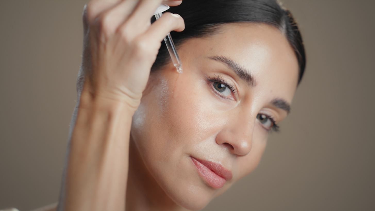 Ο ορός που λατρεύουν οι Γαλλίδες για φωτεινή και αψεγάδιαστη επιδερμίδα, χωρίς κηλίδες