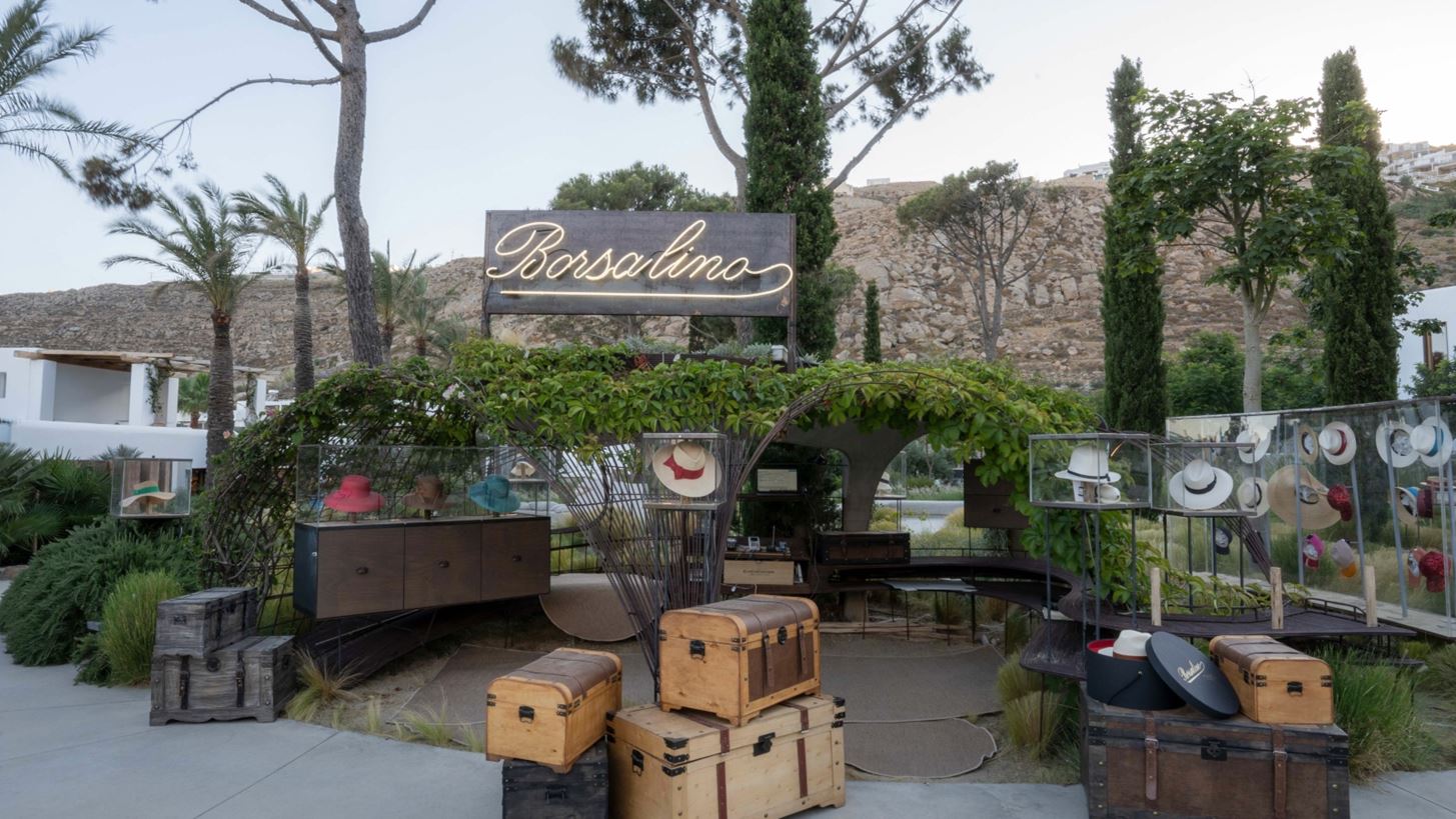 Borsalino | &#x395;&#x3B3;&#x3BA;&#x3B1;&#x3B9;&#x3BD;&#x3B9;&#x3AC;&#x3B6;&#x3B5;&#x3B9; &#x3C4;&#x3B7;&#x3BD; &#x3C0;&#x3C1;&#x3CE;&#x3C4;&#x3B7; &#x3C4;&#x3B7;&#x3C2; &#x3BC;&#x3C0;&#x3BF;&#x3C5;&#x3C4;&#x3AF;&#x3BA; &#x3C3;&#x3C4;&#x3B7;&#x3BD; &#x395;&#x3BB;&#x3BB;&#x3AC;&#x3B4;&#x3B1; &#x3C3;&#x3C4;&#x3BF; Nammos Village &#x3C4;&#x3B7;&#x3C2; &#x39C;&#x3C5;&#x3BA;&#x3CC;&#x3BD;&#x3BF;&#x3C5;