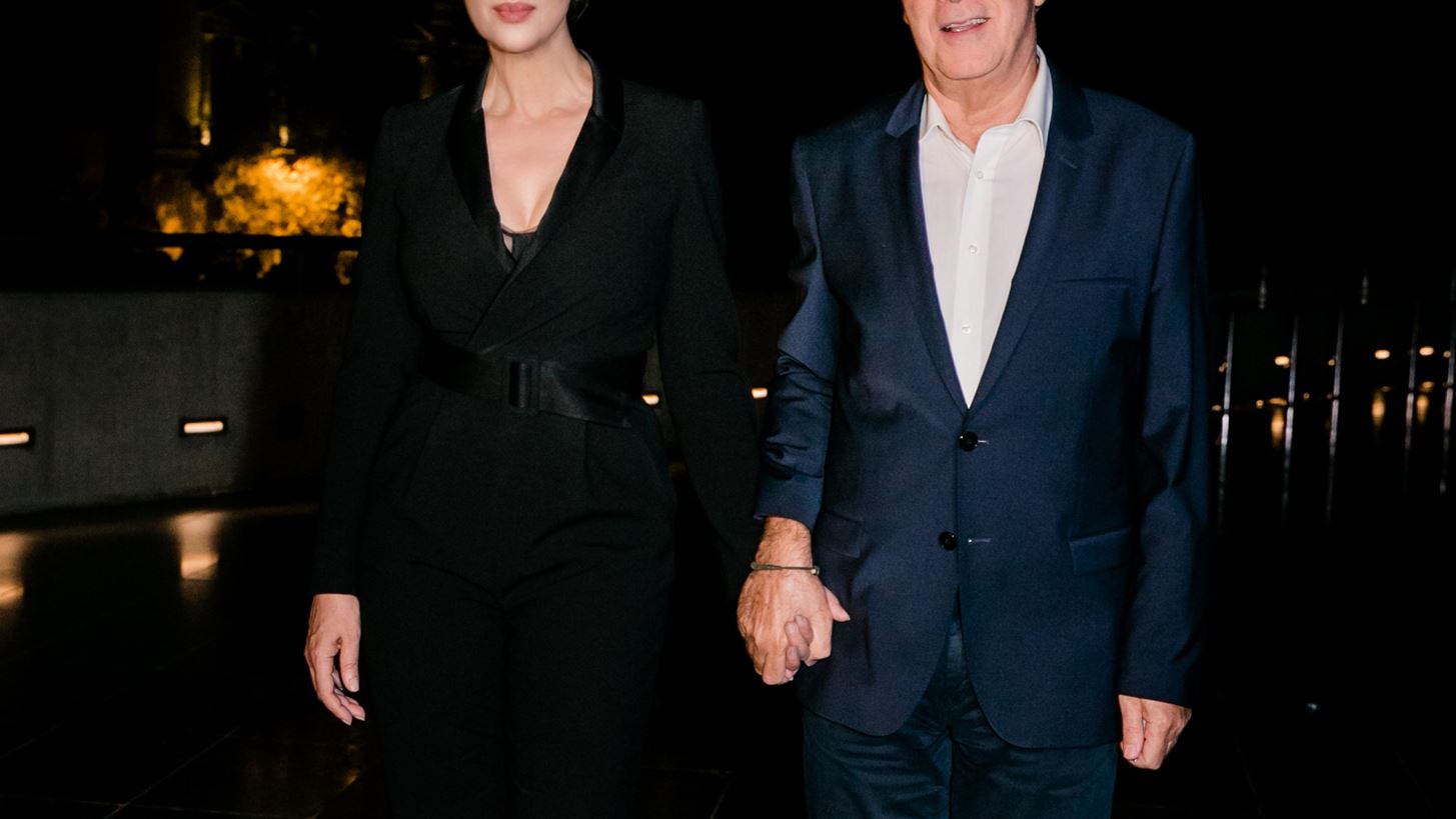 &#x397; Monica Bellucci &#x3C0;&#x3BF;&#x3B6;&#x3AC;&#x3C1;&#x3B5;&#x3B9; &#x3BC;&#x3B5; &#x3C6;&#x3CC;&#x3BD;&#x3C4;&#x3BF; &#x3C4;&#x3B7;&#x3BD; &#x391;&#x3BA;&#x3C1;&#x3CC;&#x3C0;&#x3BF;&#x3BB;&#x3B7; &#x3BA;&#x3B1;&#x3B9; &#x3B8;&#x3B1;&#x3C5;&#x3BC;&#x3AC;&#x3B6;&#x3B5;&#x3B9; &#x3C4;&#x3BF;&#x3BD; &#x3B5;&#x3BB;&#x3BB;&#x3B7;&#x3BD;&#x3B9;&#x3BA;&#x3CC; &#x3C0;&#x3BF;&#x3BB;&#x3B9;&#x3C4;&#x3B9;&#x3C3;&#x3BC;&#x3CC;