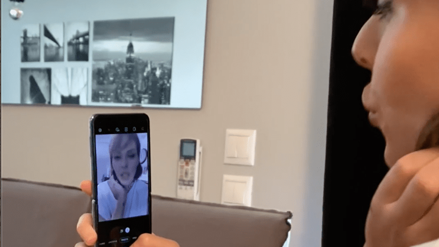 &#x397; &#x388;&#x3BB;&#x3B5;&#x3BD;&#x3B1; &#x393;&#x3B1;&#x3BB;&#x3CD;&#x3C6;&#x3B1; &#x3B1;&#x3C0;&#x3BF;&#x3BA;&#x3B1;&#x3BB;&#x3CD;&#x3C0;&#x3C4;&#x3B5;&#x3B9; &#x3C0;&#x3C9;&#x3C2; &#x3C7;&#x3C1;&#x3B7;&#x3C3;&#x3B9;&#x3BC;&#x3BF;&#x3C0;&#x3BF;&#x3B9;&#x3B5;&#x3AF; &#x3C4;&#x3BF; &#x3C0;&#x3B9;&#x3BF; fashionable smartphone