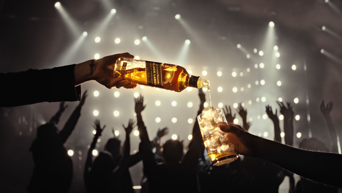 &#x3A4;&#x3B1; Johnnie Walker Highballs &#x3C3;&#x3C5;&#x3BD;&#x3BF;&#x3B4;&#x3B5;&#x3CD;&#x3BF;&#x3C5;&#x3BD; &#x3C4;&#x3B9;&#x3C2; &#x3BD;&#x3CD;&#x3C7;&#x3C4;&#x3B5;&#x3C2; &#x3BC;&#x3B1;&#x3C2;