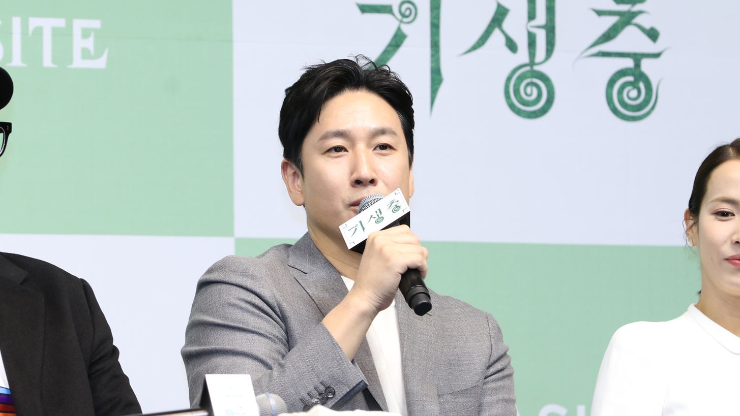 Lee Sun-kyun | &#x39D;&#x3B5;&#x3BA;&#x3C1;&#x3CC;&#x3C2; &#x3BF; &#x3C0;&#x3C1;&#x3C9;&#x3C4;&#x3B1;&#x3B3;&#x3C9;&#x3BD;&#x3B9;&#x3C3;&#x3C4;&#x3AE;&#x3C2; &#x3C4;&#x3B7;&#x3C2; &#x3C4;&#x3B1;&#x3B9;&#x3BD;&#x3AF;&#x3B1;&#x3C2; &quot;&#x3A0;&#x3B1;&#x3C1;&#x3AC;&#x3C3;&#x3B9;&#x3C4;&#x3B1;&quot; - &#x3A4;&#x3BF; &#x3C0;&#x3C1;&#x3CE;&#x3C4;&#x3BF; &#x3C0;&#x3CC;&#x3C1;&#x3B9;&#x3C3;&#x3BC;&#x3B1; &#x3B4;&#x3B5;&#x3AF;&#x3C7;&#x3BD;&#x3B5;&#x3B9; &#x3B1;&#x3C5;&#x3C4;&#x3BF;&#x3BA;&#x3C4;&#x3BF;&#x3BD;&#x3AF;&#x3B1;