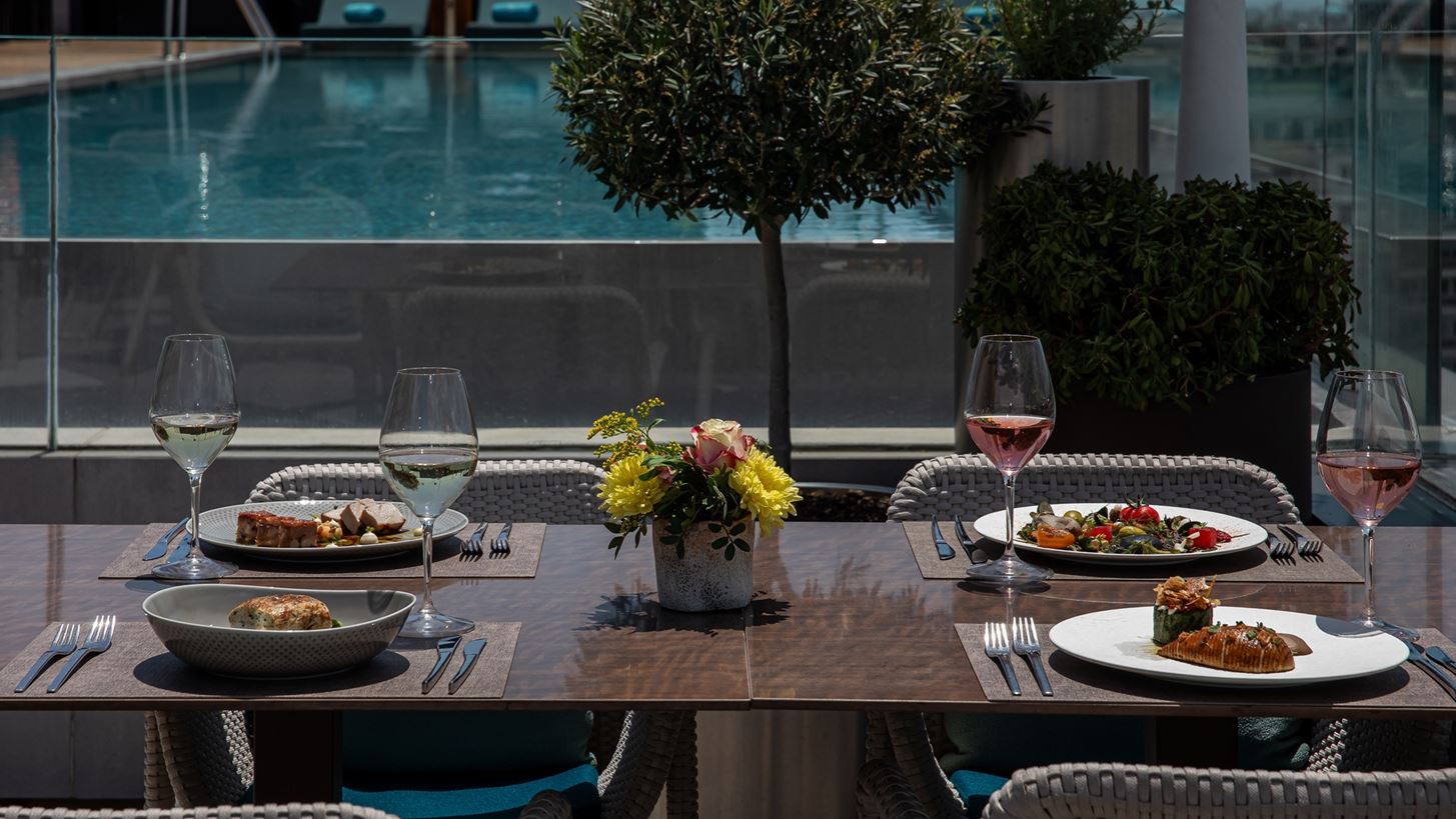 Athens Capital Hotel - MGallery Collection | &#x39A;&#x3B1;&#x3BB;&#x3BF;&#x3BA;&#x3B1;&#x3B9;&#x3C1;&#x3B9;&#x3BD;&#x3CC; &#x3BC;&#x3B5;&#x3BD;&#x3BF;&#x3CD; &#x3C3;&#x3C4;&#x3BF; Mappemonde Rooftop Restaurant Bar &amp; Lounge
