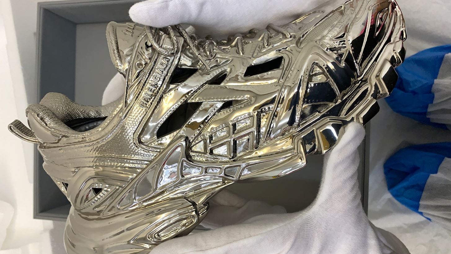 &#x39F; &#x3BF;&#x3AF;&#x3BA;&#x3BF;&#x3C2; Balenciaga &#x3BB;&#x3AC;&#x3BD;&#x3C3;&#x3B1;&#x3C1;&#x3B5; &#x3C3;&#x3B5;&#x3B9;&#x3C1;&#x3AC; &#x3BC;&#x3B5; &#x3B4;&#x3B9;&#x3B1;&#x3BA;&#x3BF;&#x3C3;&#x3BC;&#x3B7;&#x3C4;&#x3B9;&#x3BA;&#x3AC; &#x3B5;&#x3AF;&#x3B4;&#x3B7;