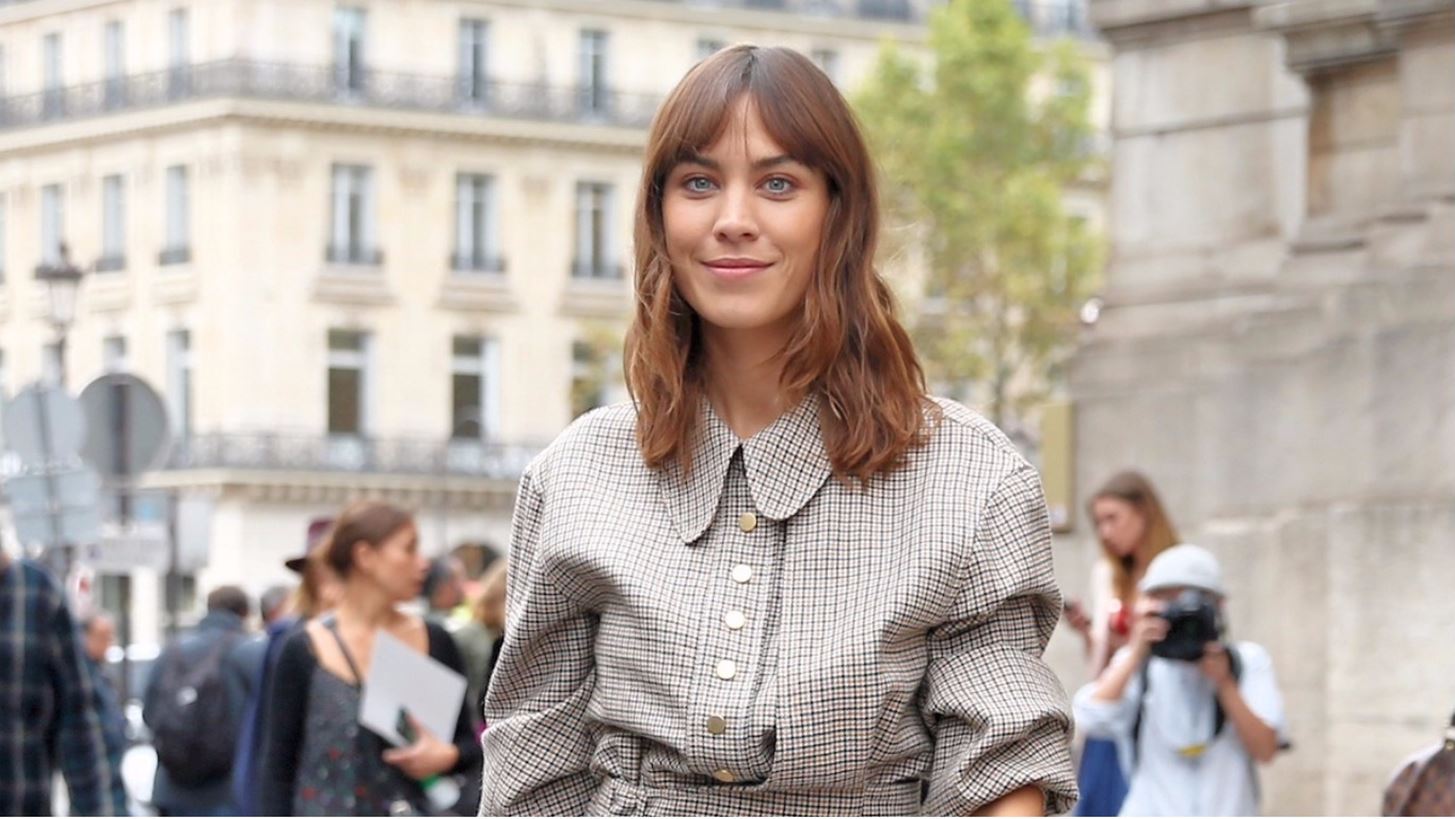 &#x397; Alexa Chung &#x3BA;&#x3B1;&#x3C4;&#x3AC;&#x3C6;&#x3B5;&#x3C1;&#x3B5; &#x3BD;&#x3B1; &#x3C3;&#x3C5;&#x3BD;&#x3B4;&#x3C5;&#x3AC;&#x3C3;&#x3B5;&#x3B9; &#x3BC;&#x3B9;&#x3B1; &#x3C0;&#x3BB;&#x3B5;&#x3BA;&#x3C4;&#x3AE; &#x3B6;&#x3B1;&#x3BA;&#x3AD;&#x3C4;&#x3B1; &#x3C3;&#x3B5; &#x3B2;&#x3C1;&#x3B1;&#x3B4;&#x3B9;&#x3BD;&#x3CC; outfit