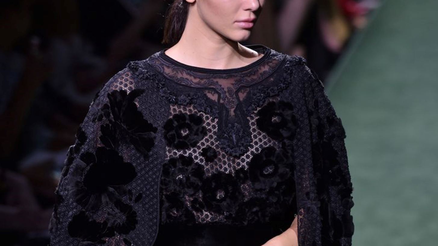 Kendall Jenner: &#x393;&#x3B9;&#x3B1;&#x3C4;&#x3AF; &#x3B1;&#x3C0;&#x3BF;&#x3C5;&#x3C3;&#x3AF;&#x3B1;&#x3B6;&#x3B5; &#x3B1;&#x3C0;&#x3CC; &#x3CC;&#x3BB;&#x3B1; &#x3C4;&#x3B1; shows &#x3C3;&#x3C4;&#x3B9;&#x3C2; &#x395;&#x3B2;&#x3B4;&#x3BF;&#x3BC;&#x3AC;&#x3B4;&#x3B5;&#x3C2; &#x39C;&#x3CC;&#x3B4;&#x3B1;&#x3C2;;