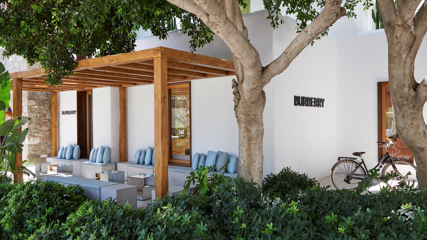 Ο οίκος Buberry επαναλειτουργεί το pop-up κατάστημα στο Nammos Village