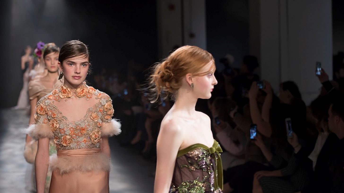 &#x39C;&#x3B5;&#x3C4;&#x3AC; &#x3C4;&#x3BF; &#x3C3;&#x3BA;&#x3AC;&#x3BD;&#x3B4;&#x3B1;&#x3BB;&#x3BF; Weinstein, &#x3B7; Georgina Chapman &#x3B5;&#x3C0;&#x3B9;&#x3C3;&#x3C4;&#x3C1;&#x3AD;&#x3C6;&#x3B5;&#x3B9;