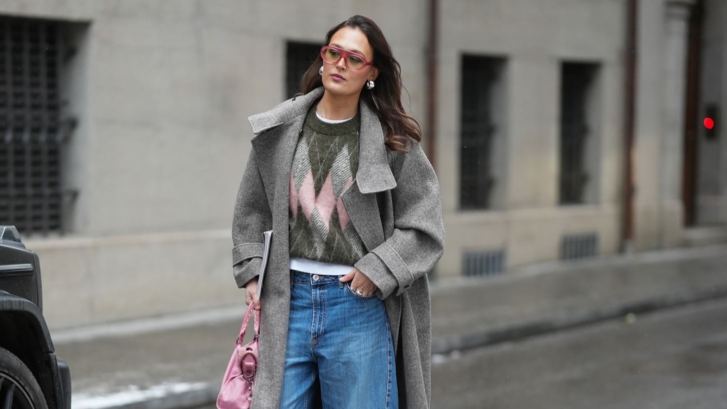 Λευκό t-shirt κάτω από το πουλόβερ | Ένα στιλιστικό trick που ξεκινά τον 17ο αιώνα