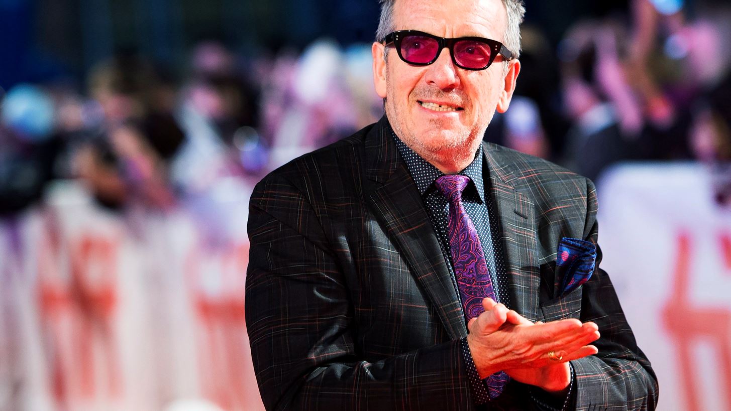 Elvis Costello: &#x391;&#x3BA;&#x3C5;&#x3C1;&#x3CE;&#x3BD;&#x3B5;&#x3B9; &#x3C4;&#x3B7;&#x3BD; &#x3C0;&#x3B5;&#x3C1;&#x3B9;&#x3BF;&#x3B4;&#x3B5;&#x3AF;&#x3B1; &#x3BA;&#x3B1;&#x3B9; &#x3B1;&#x3C0;&#x3BF;&#x3BA;&#x3B1;&#x3BB;&#x3CD;&#x3C0;&#x3C4;&#x3B5;&#x3B9; &#x3C4;&#x3BF; &#x3C0;&#x3C1;&#x3CC;&#x3B2;&#x3BB;&#x3B7;&#x3BC;&#x3B1; &#x3C5;&#x3B3;&#x3B5;&#x3AF;&#x3B1;&#x3C2; &#x3C4;&#x3BF;&#x3C5;