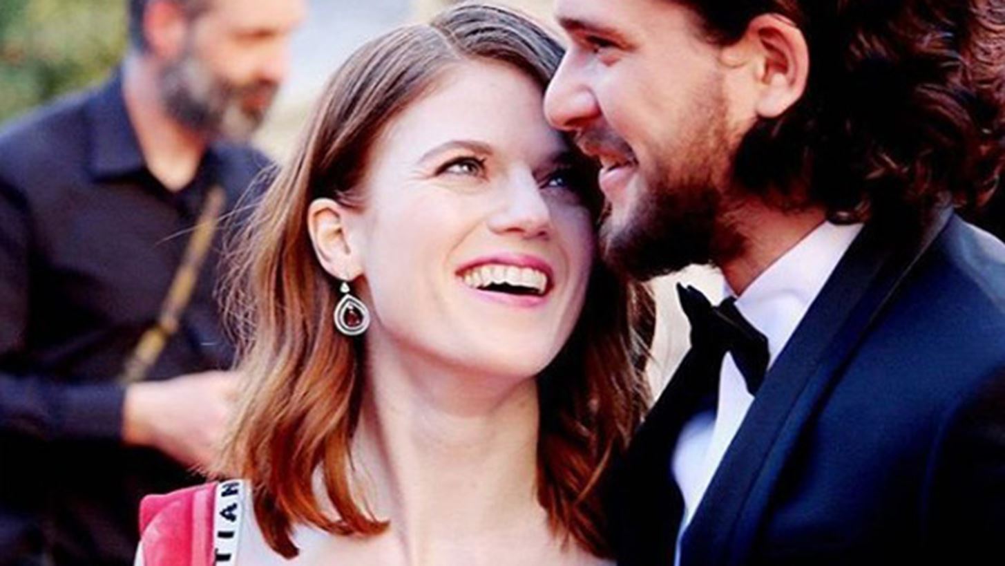 Kit Harington &#x2013; Rose Leslie | &#x393;&#x3B9;&#x3B1;&#x3C4;&#x3AF; &#x3B1;&#x3C1;&#x3BD;&#x3BF;&#x3CD;&#x3BD;&#x3C4;&#x3B1;&#x3B9; &#x3C4;&#x3B9;&#x3C2; selfies &#x3BC;&#x3B5; &#x3C4;&#x3BF;&#x3C5;&#x3C2; &#x3B8;&#x3B1;&#x3C5;&#x3BC;&#x3B1;&#x3C3;&#x3C4;&#x3AD;&#x3C2;;