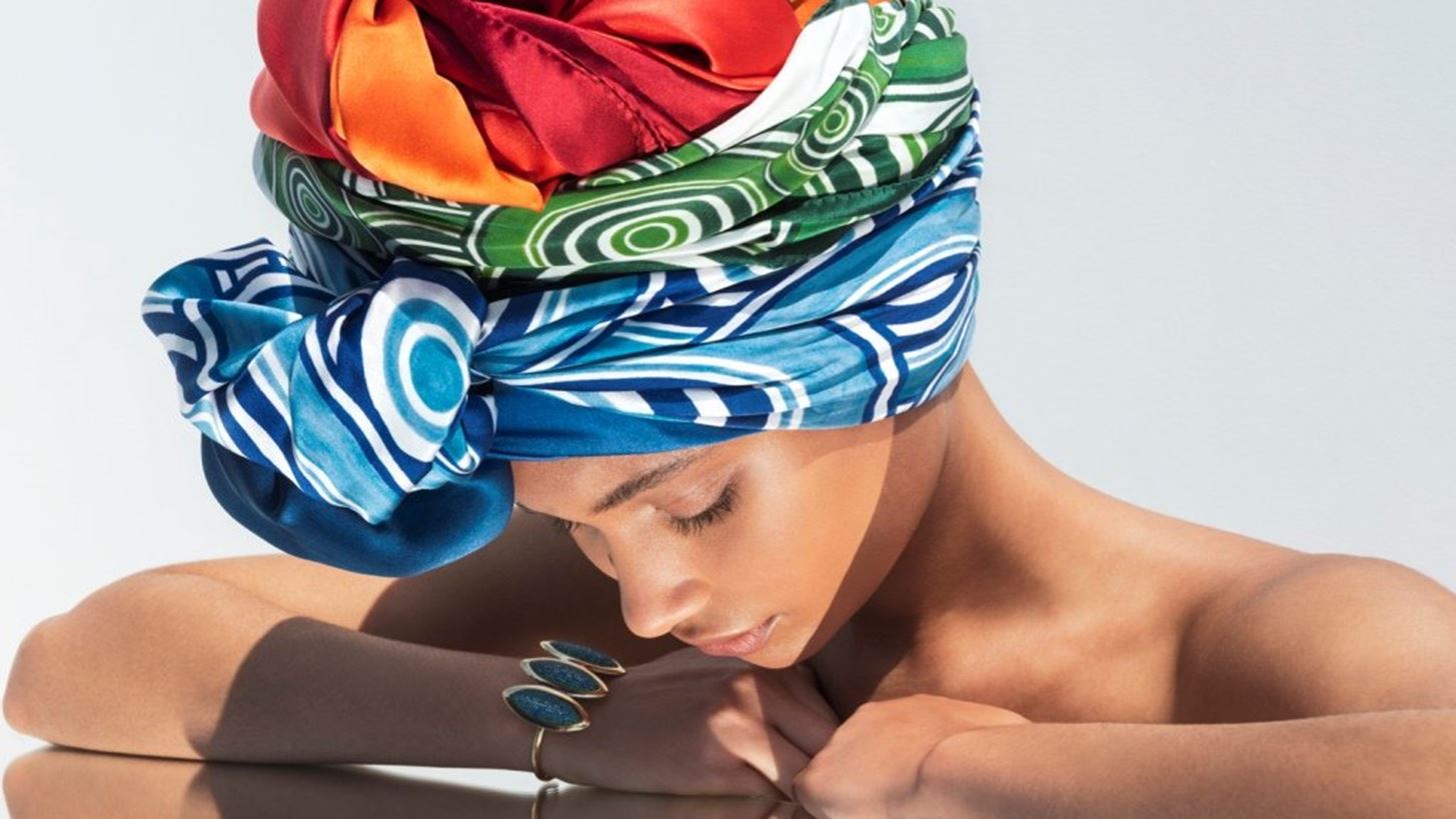 Πώς να φορέσεις το μεταξωτό φουλάρι φέτος το καλοκαίρι