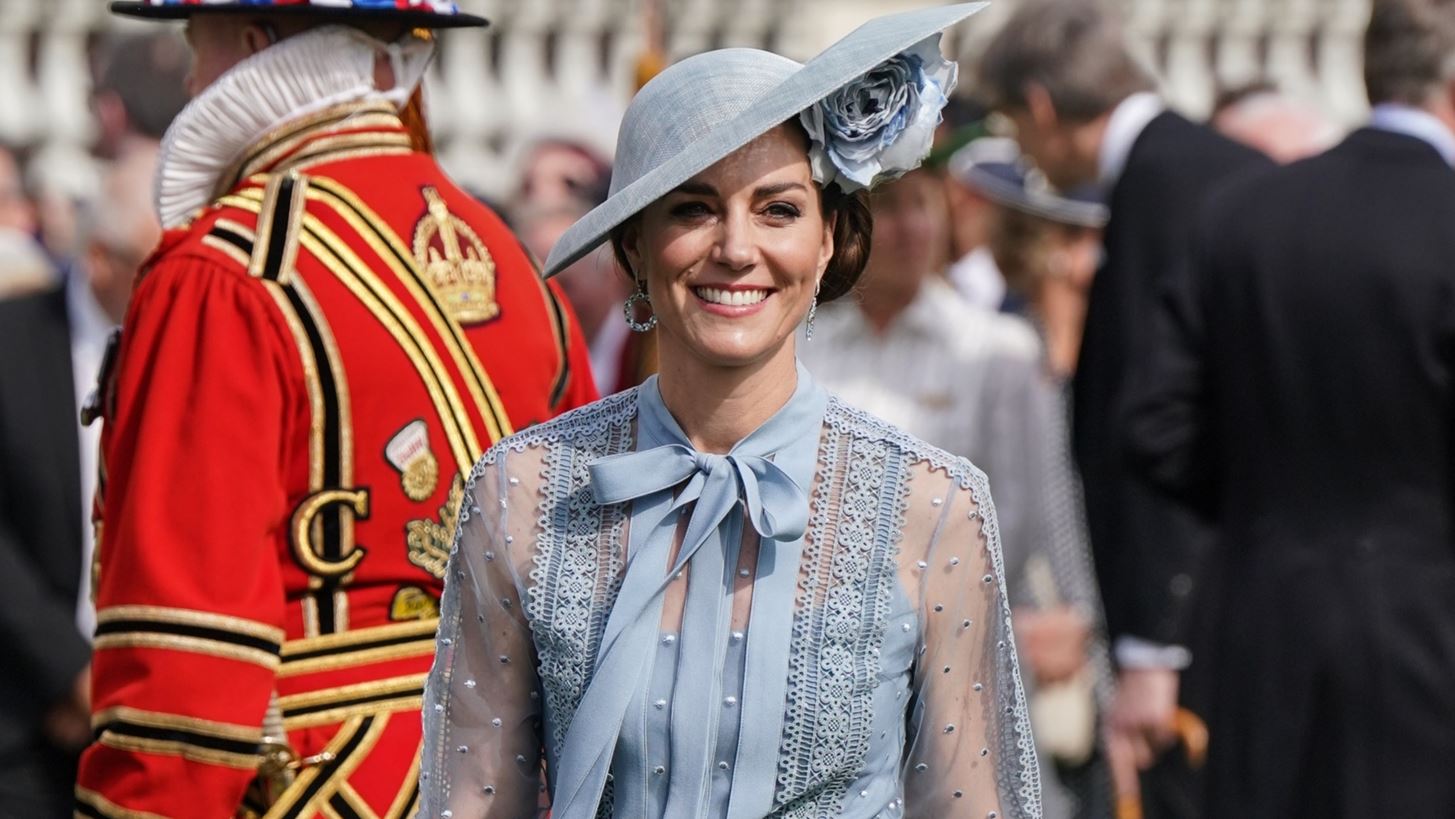 Kate Middleton | &#x39F; &#x3AD;&#x3BE;&#x3C5;&#x3C0;&#x3BD;&#x3BF;&#x3C2; &#x3C4;&#x3C1;&#x3CC;&#x3C0;&#x3BF;&#x3C2; &#x3BC;&#x3B5; &#x3C4;&#x3BF;&#x3BD; &#x3BF;&#x3C0;&#x3BF;&#x3AF;&#x3BF; &#x3C3;&#x3C5;&#x3BD;&#x3B4;&#x3CD;&#x3B1;&#x3C3;&#x3B5; &#x3B4;&#x3CD;&#x3BF; &#x3C4;&#x3AC;&#x3C3;&#x3B5;&#x3B9;&#x3C2; &#x3C4;&#x3B7;&#x3C2; &#x3C3;&#x3B5;&#x3B6;&#x3CC;&#x3BD; &#x3C3;&#x3C4;&#x3BF; &#x3C3;&#x3CD;&#x3BD;&#x3BF;&#x3BB;&#x3CC; &#x3C4;&#x3B7;&#x3C2;