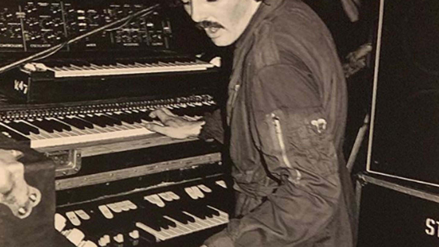 &#x388;&#x3C6;&#x3C5;&#x3B3;&#x3B5; &#x3B1;&#x3C0;&#x3CC; &#x3C4;&#x3B7; &#x3B6;&#x3C9;&#x3AE; &#x3BF; Dave Greenfield &#x3C4;&#x3C9;&#x3BD; Stranglers