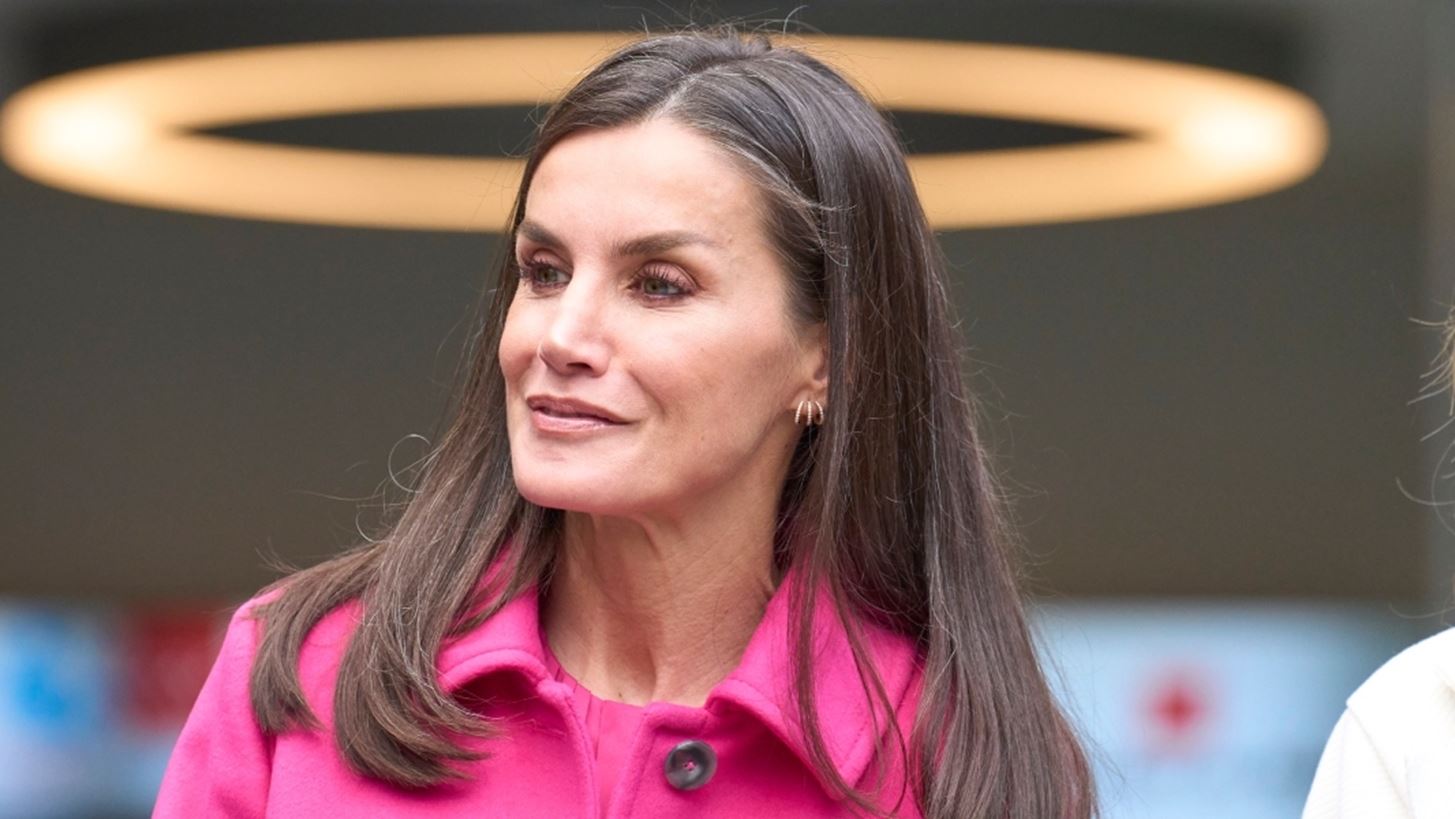 Η βασίλισσα Letizia με το κατάλληλο πανωφόρι για την άνοιξη