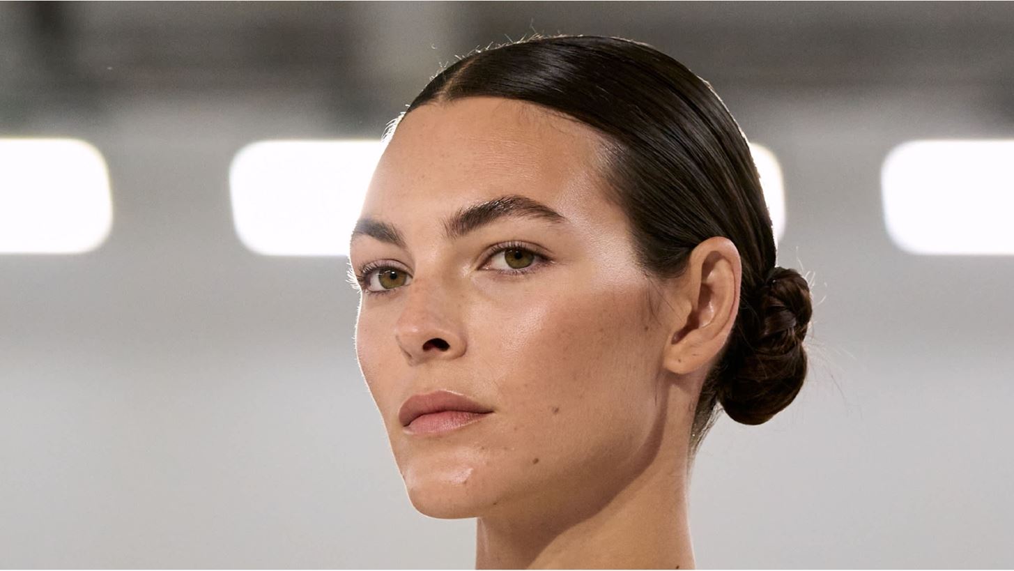 Max Mara | Space buns &#x3BA;&#x3B1;&#x3B9; no-makeup makeup &#x3C3;&#x3B5; &#x3AD;&#x3BD;&#x3B1; catwalk &#x3B5;&#x3BC;&#x3C0;&#x3BD;&#x3B5;&#x3C5;&#x3C3;&#x3BC;&#x3AD;&#x3BD;&#x3BF; &#x3B1;&#x3C0;&#x3CC; &#x3C4;&#x3B7; &#x3B8;&#x3B5;&#x3C9;&#x3C1;&#x3AF;&#x3B1; &#x3C4;&#x3BF;&#x3C5; &#x3C7;&#x3AC;&#x3BF;&#x3C5;&#x3C2; &#x3BA;&#x3B1;&#x3B9; &#x3C4;&#x3B7;&#x3BD; &#x3A5;&#x3C0;&#x3B1;&#x3C4;&#x3AF;&#x3B1;