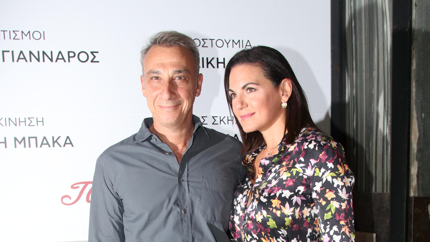 Η Όλγα Κεφαλογιάννη με φλοράλ φόρεμα στην παράσταση Το Τρίτο Στεφάνι