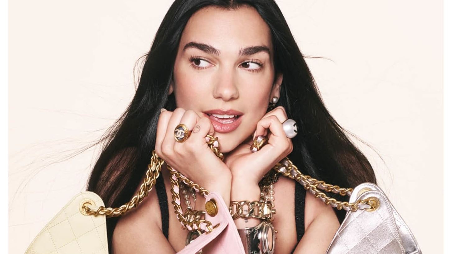 &#x397; Dua Lipa &#x3C0;&#x3C1;&#x3C9;&#x3C4;&#x3B1;&#x3B3;&#x3C9;&#x3BD;&#x3B9;&#x3C3;&#x3C4;&#x3B5;&#x3AF; &#x3C3;&#x3C4;&#x3B7;&#x3BD; &#x3BA;&#x3B1;&#x3BC;&#x3C0;&#x3AC;&#x3BD;&#x3B9;&#x3B1; &#x3B3;&#x3B9;&#x3B1; &#x3C4;&#x3B7; &#x3BD;&#x3AD;&#x3B1; &#x3C4;&#x3C3;&#x3AC;&#x3BD;&#x3C4;&#x3B1; Chanel 25