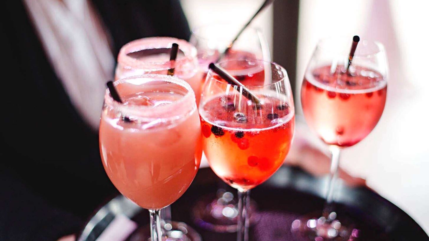 5 cocktails &#x3BC;&#x3B5; &#x3BA;&#x3C1;&#x3B1;&#x3C3;&#x3AF; &#x3B3;&#x3B9;&#x3B1; &#x3C4;&#x3B9;&#x3C2; &#x3B3;&#x3B9;&#x3BF;&#x3C1;&#x3C4;&#x3AD;&#x3C2;