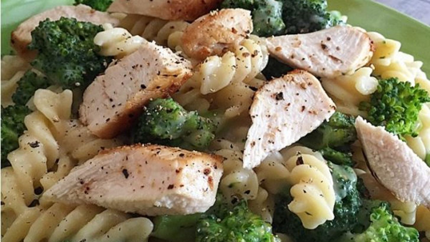 Φουσίλι με κοτόπουλο, μπρόκολο και σάλτσα αλφρέντο light από το διατροφολόγο Μάνο Δημητρούλη