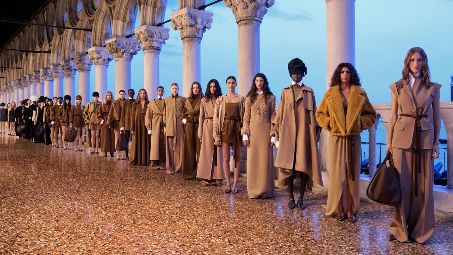 H Max Mara &#x3B8;&#x3B1; &#x3C0;&#x3B1;&#x3C1;&#x3BF;&#x3C5;&#x3C3;&#x3B9;&#x3AC;&#x3C3;&#x3B5;&#x3B9; &#x3C4;&#x3B7; Resort 2026 &#x3C3;&#x3C5;&#x3BB;&#x3BB;&#x3BF;&#x3B3;&#x3AE; &#x3C4;&#x3B7;&#x3C2; &#x3C3;&#x3C4;&#x3B7; &#x39D;&#x3AC;&#x3C0;&#x3BF;&#x3BB;&#x3B7;