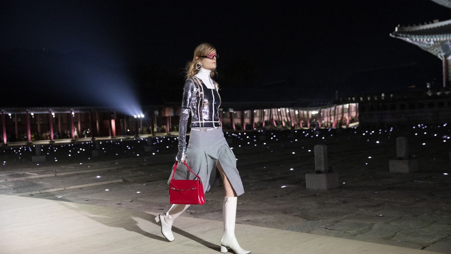 O Gucci &#x3C4;&#x3B1;&#x3BE;&#x3B9;&#x3B4;&#x3B5;&#x3CD;&#x3B5;&#x3B9; &#x3C3;&#x3C4;&#x3BF; &#x39B;&#x3BF;&#x3BD;&#x3B4;&#x3AF;&#x3BD;&#x3BF; &#x3B3;&#x3B9;&#x3B1; &#x3C4;&#x3B7;&#x3BD; Cruise &#x3C3;&#x3C5;&#x3BB;&#x3BB;&#x3BF;&#x3B3;&#x3AE; &#x3C4;&#x3BF;&#x3C5;