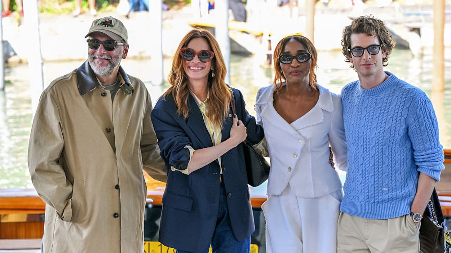 &#x397; Julia Roberts &#x3BA;&#x3AC;&#x3BD;&#x3B5;&#x3B9; &#x3C4;&#x3BF; &#x3BD;&#x3C4;&#x3B5;&#x3BC;&#x3C0;&#x3BF;&#x3CD;&#x3C4;&#x3BF; &#x3C4;&#x3B7;&#x3C2; &#x3C3;&#x3B5; photocall &#x3C3;&#x3C4;&#x3B7; &#x392;&#x3B5;&#x3BD;&#x3B5;&#x3C4;&#x3AF;&#x3B1; &#x3BC;&#x3B5; &#x3BA;&#x3BF;&#x3BC;&#x3C8;&#x3CC; casual look &#x3BA;&#x3B1;&#x3B9; &#x3C4;&#x3B6;&#x3B9;&#x3BD; &#x3C0;&#x3B1;&#x3BD;&#x3C4;&#x3B5;&#x3BB;&#x3CC;&#x3BD;&#x3B9;