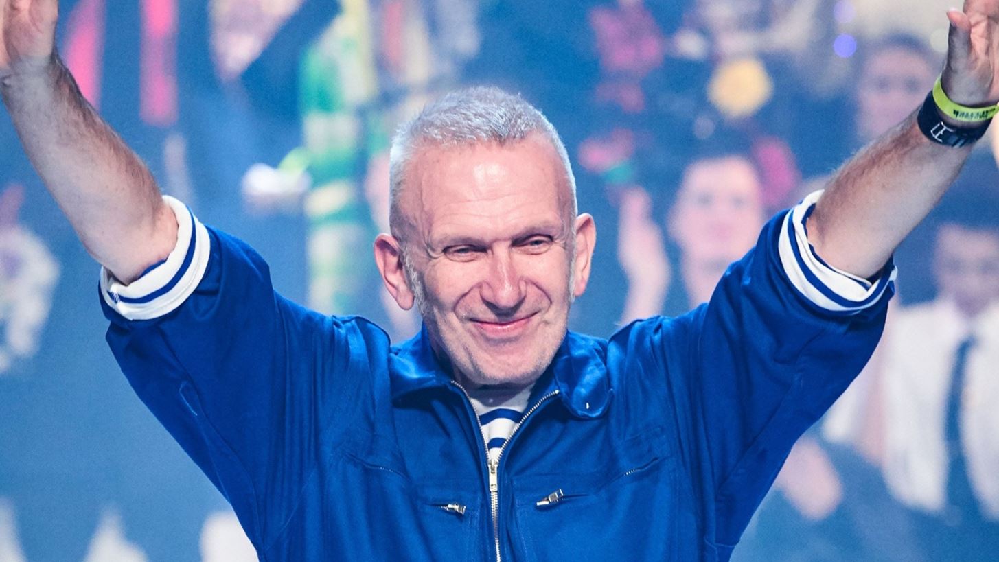 &#x39F; Jean Paul Gaultier &#x3B5;&#x3C0;&#x3B9;&#x3C3;&#x3C4;&#x3C1;&#x3AD;&#x3C6;&#x3B5;&#x3B9; &#x3C3;&#x3C4;&#x3B9;&#x3C2; RTW &#x3C3;&#x3C5;&#x3BB;&#x3BB;&#x3BF;&#x3B3;&#x3AD;&#x3C2;
