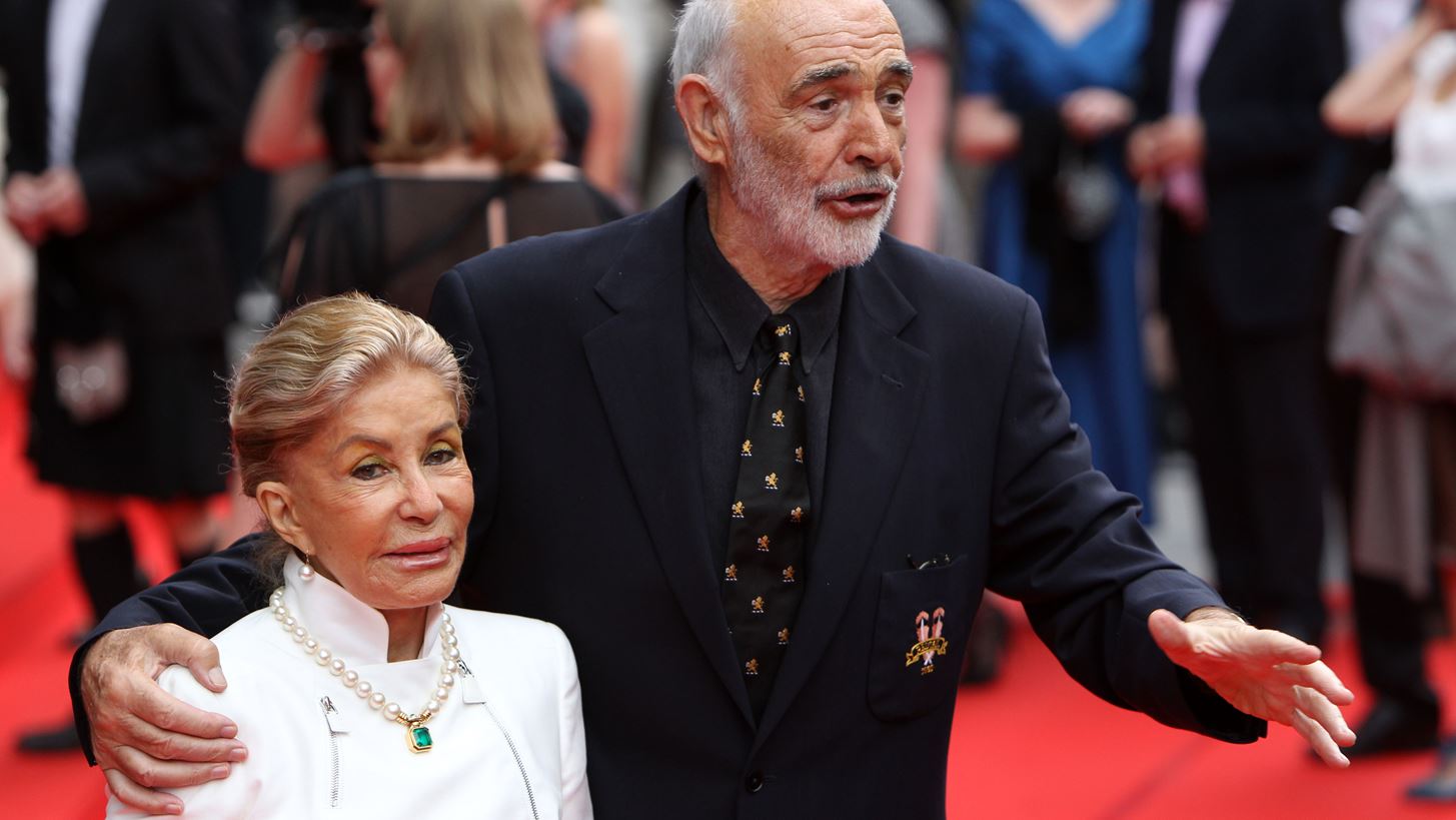 Micheline Roquebrune | &#x397; &#x3C3;&#x3CD;&#x3B6;&#x3C5;&#x3B3;&#x3BF;&#x3C2; &#x3C4;&#x3BF;&#x3C5; Sean Connery &#x3C0;&#x3BF;&#x3B6;&#x3AC;&#x3C1;&#x3B5;&#x3B9; &#x3BC;&#x3B5; &#x3BC;&#x3C0;&#x3B9;&#x3BA;&#x3AF;&#x3BD;&#x3B9; &#x3BA;&#x3B1;&#x3B9; &quot;&#x3C3;&#x3C5;&#x3BD;&#x3B1;&#x3B3;&#x3C9;&#x3BD;&#x3AF;&#x3B6;&#x3B5;&#x3C4;&#x3B1;&#x3B9;&quot; &#x3C4;&#x3B7;&#x3BD; &#x3B5;&#x3B3;&#x3B3;&#x3BF;&#x3BD;&#x3AE; &#x3C4;&#x3B7;&#x3C2;