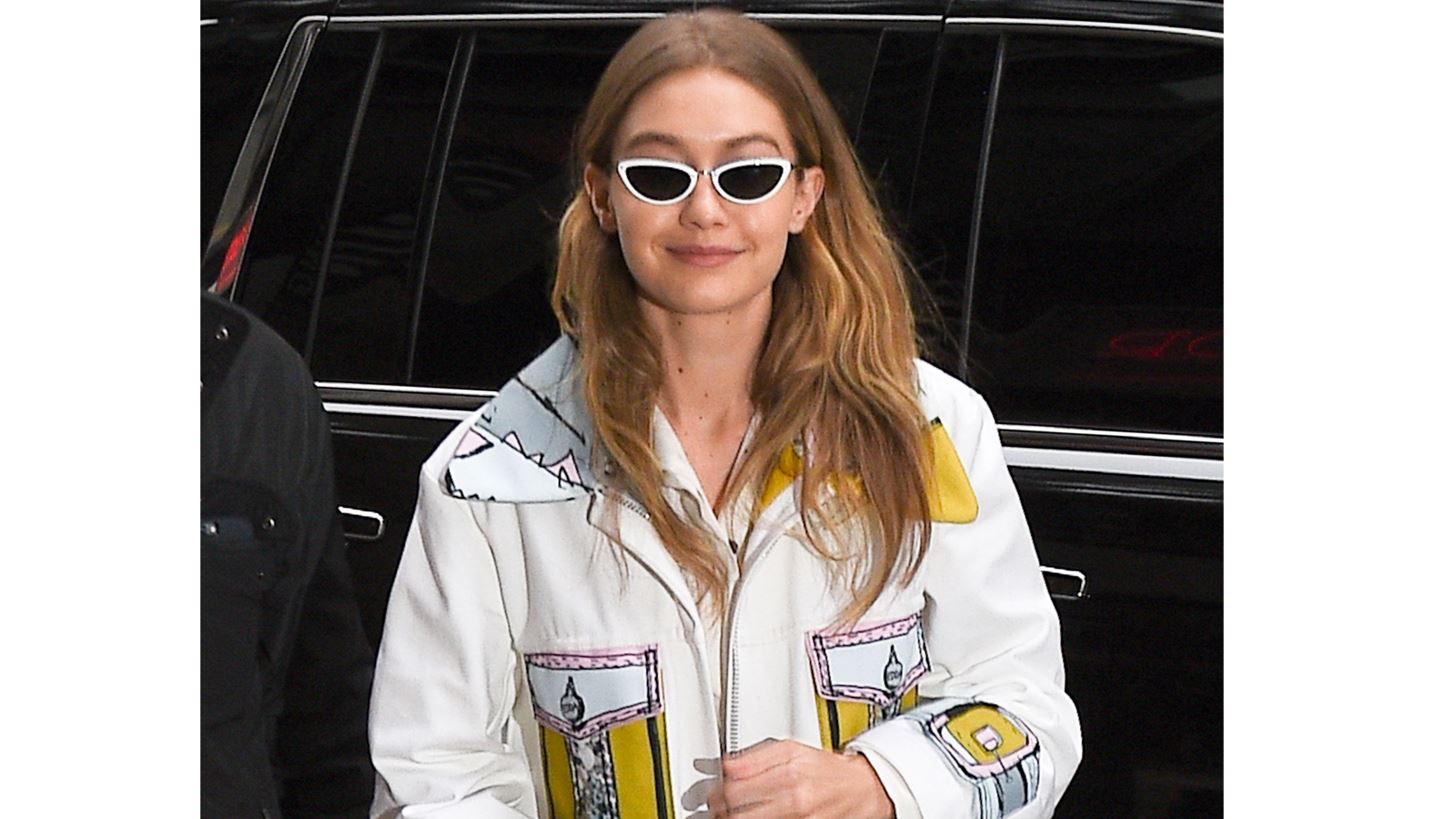 Gigi Hadid: &#x3A6;&#x3CC;&#x3C1;&#x3B5;&#x3C3;&#x3B5; &#x3C4;&#x3BF; statement &#x3C0;&#x3B1;&#x3BD;&#x3C9;&#x3C6;&#x3CC;&#x3C1;&#x3B9; &#x3C0;&#x3BF;&#x3C5; &#x3B8;&#x3AD;&#x3BB;&#x3BF;&#x3C5;&#x3BC;&#x3B5; &#x3BF;&#x3C0;&#x3C9;&#x3C3;&#x3B4;&#x3AE;&#x3C0;&#x3BF;&#x3C4;&#x3B5;