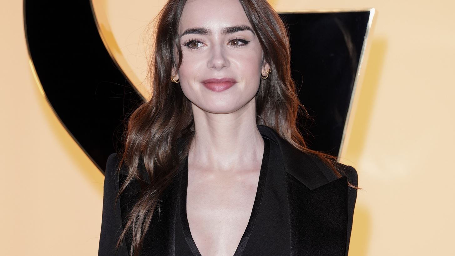 &#x397; Lily Collins &#x3AD;&#x3BA;&#x3BF;&#x3C8;&#x3B5; &#x3C4;&#x3B1; &#x3BC;&#x3B1;&#x3BA;&#x3C1;&#x3B9;&#x3AC; &#x3BC;&#x3B1;&#x3BB;&#x3BB;&#x3B9;&#x3AC; &#x3C4;&#x3B7;&#x3C2; &#x3C3;&#x3C4;&#x3BF; &#x3C0;&#x3B9;&#x3BF; &#x3BA;&#x3BF;&#x3BC;&#x3C8;&#x3CC; &#x3BA;&#x3BF;&#x3CD;&#x3C1;&#x3B5;&#x3BC;&#x3B1; &#x3C4;&#x3BF;&#x3C5; &#x3BA;&#x3B1;&#x3BB;&#x3BF;&#x3BA;&#x3B1;&#x3B9;&#x3C1;&#x3BF;&#x3CD;