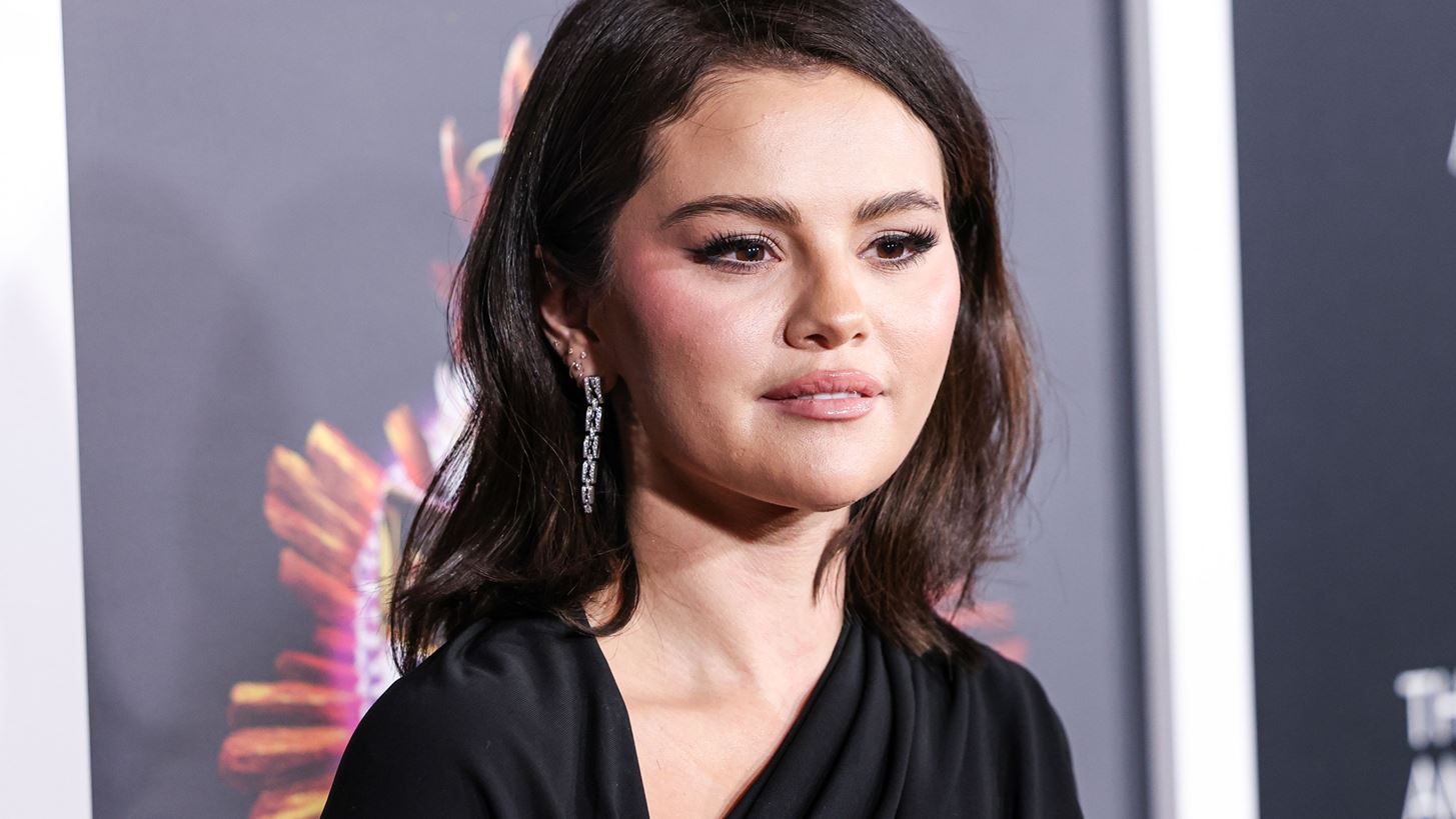 Selena Gomez | &#x391;&#x3C5;&#x3C4;&#x3AE; &#x3B7; &#x3C6;&#x3AF;&#x3BB;&#x3B7; &#x3C4;&#x3B7;&#x3C2; &#x3B8;&#x3B1; &#x3B5;&#x3AF;&#x3BD;&#x3B1;&#x3B9; &#x3B7; flower girl &#x3C3;&#x3C4;&#x3BF; &#x3B3;&#x3AC;&#x3BC;&#x3BF; &#x3C4;&#x3B7;&#x3C2;
