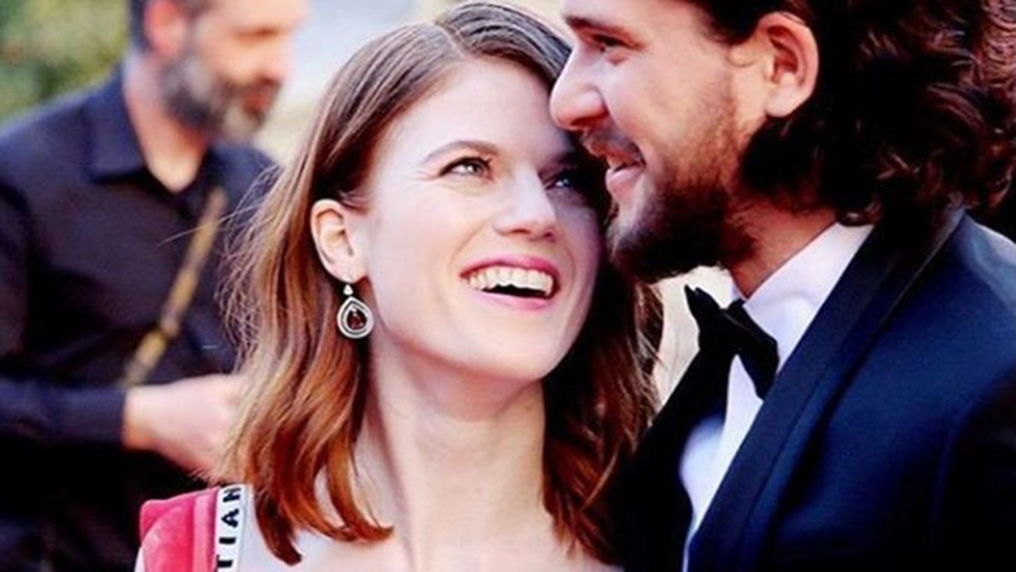 Kit Harington- Rose Leslie: T&#x3B1; &#x3C0;&#x3C1;&#x3BF;&#x3C3;&#x3BA;&#x3BB;&#x3B7;&#x3C4;&#x3AE;&#x3C1;&#x3B9;&#x3B1; &#x3B3;&#x3AC;&#x3BC;&#x3BF;&#x3C5; &#x3C4;&#x3BF;&#x3C5;&#x3C2; &#x3B5;&#x3AF;&#x3BD;&#x3B1;&#x3B9; &#x3B5;&#x3BC;&#x3C0;&#x3BD;&#x3B5;&#x3C5;&#x3C3;&#x3BC;&#x3AD;&#x3BD;&#x3B1; &#x3B1;&#x3C0;&#x3CC; &#x3C4;&#x3BF; Game of Thrones