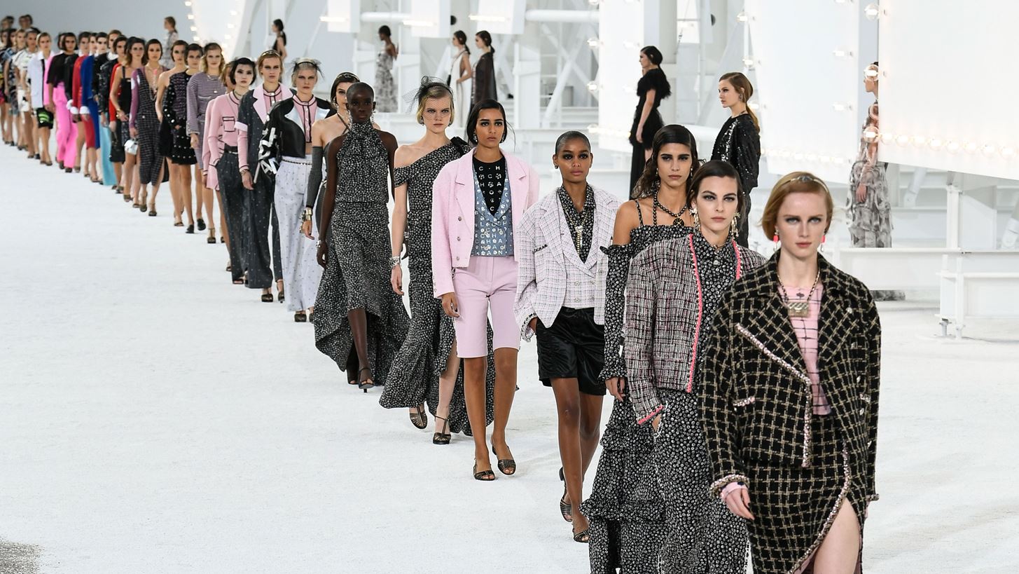 Lights, Camera, Action! &#x397; Virginie Viard &#x3C0;&#x3B1;&#x3C1;&#x3BF;&#x3C5;&#x3C3;&#x3AF;&#x3B1;&#x3C3;&#x3B5; &#x3C4;&#x3B7; SS21 &#x3C3;&#x3C5;&#x3BB;&#x3BB;&#x3BF;&#x3B3;&#x3AE; &#x3C4;&#x3B7;&#x3C2; &#x3B3;&#x3B9;&#x3B1; &#x3C4;&#x3B7; Chanel