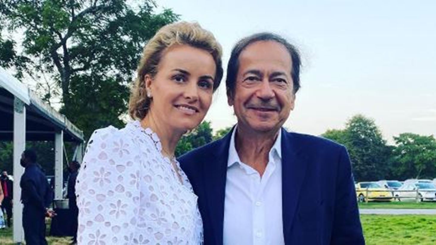 John Paulson | &#x39C;&#x3B5;&#x3C4;&#x3AC; &#x3C4;&#x3BF;&#x3BD; Bill Gates, &#x3AD;&#x3BD;&#x3B1;&#x3C2; &#x3B1;&#x3BA;&#x3CC;&#x3BC;&#x3B1; &#x3B4;&#x3B9;&#x3C3;&#x3B5;&#x3BA;&#x3B1;&#x3C4;&#x3BF;&#x3BC;&#x3BC;&#x3C5;&#x3C1;&#x3B9;&#x3BF;&#x3CD;&#x3C7;&#x3BF;&#x3C2; &#x3C7;&#x3C9;&#x3C1;&#x3AF;&#x3B6;&#x3B5;&#x3B9; &#x3C4;&#x3B7;&#x3BD; &#x3B5;&#x3C0;&#x3AF; 21 &#x3C7;&#x3C1;&#x3CC;&#x3BD;&#x3B9;&#x3B1; &#x3C3;&#x3CD;&#x3B6;&#x3C5;&#x3B3;&#x3CC; &#x3C4;&#x3BF;&#x3C5;