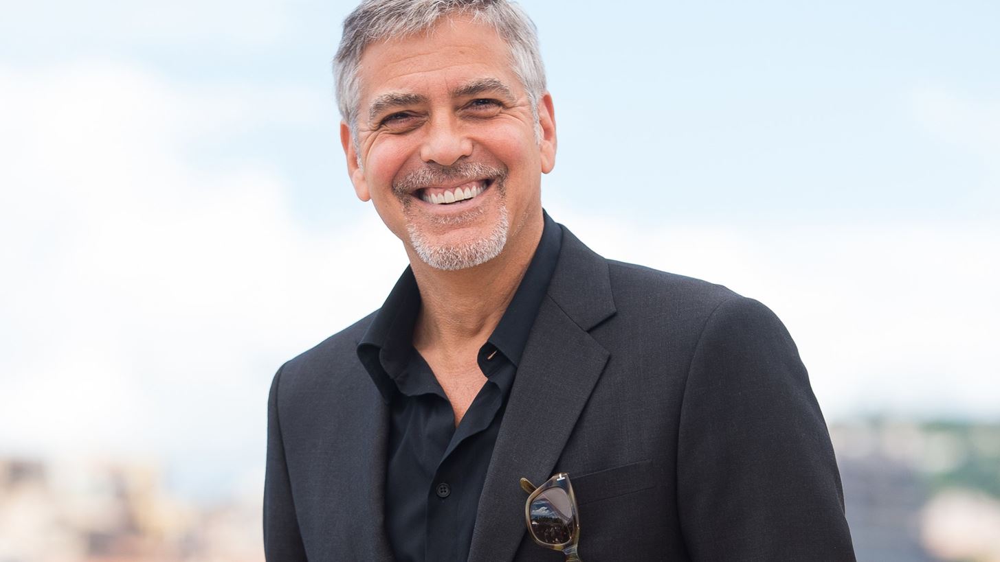 O George Clooney &#x3C0;&#x3BF;&#x3C5;&#x3BB;&#x3AC;&#x3B5;&#x3B9; &#x3C4;&#x3B7; &#x3B2;&#x3AF;&#x3BB;&#x3B1; &#x3C4;&#x3BF;&#x3C5; &#x3C3;&#x3C4;&#x3B7; &#x3BB;&#x3AF;&#x3BC;&#x3BD;&#x3B7; &#x39A;&#x3CC;&#x3BC;&#x3BF;