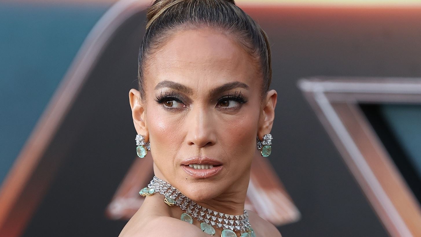 H Jennifer Lopez &#x3B5;&#x3C4;&#x3BF;&#x3B9;&#x3BC;&#x3AC;&#x3B6;&#x3B5;&#x3B9; &#x3BC;&#x3B5;&#x3B3;&#x3AC;&#x3BB;&#x3BF; comeback &#x3B3;&#x3B9;&#x3B1; &#x3C4;&#x3BF; 2025