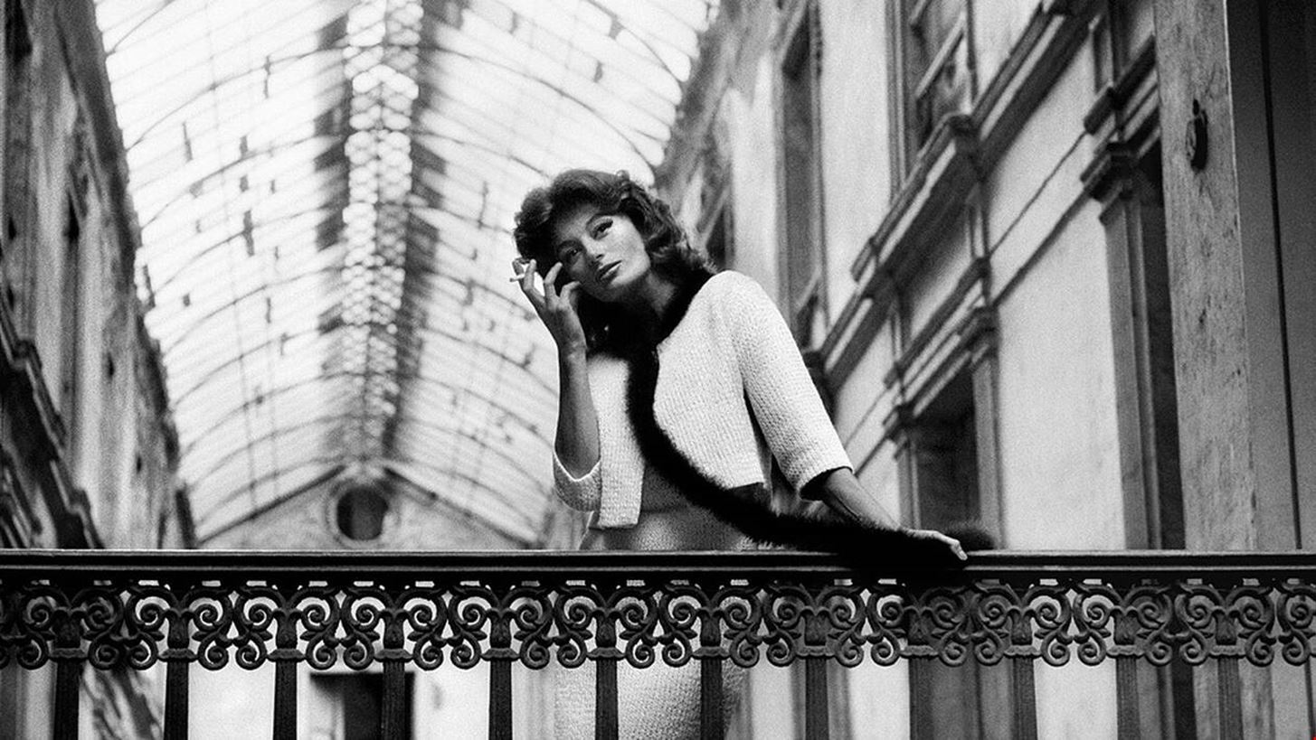 Anouk Aim&#xE9;e | &#x39C;&#x3AF;&#x3B1; &#x3B5;&#x3C0;&#x3B5;&#x3C4;&#x3B5;&#x3B9;&#x3B1;&#x3BA;&#x3AE; &#x3C0;&#x3C1;&#x3BF;&#x3B2;&#x3BF;&#x3BB;&#x3AE; &#x3B3;&#x3B9;&#x3B1; &#x3C4;&#x3B7;&#x3BD; &#x3C4;&#x3B1;&#x3B9;&#x3BD;&#x3AF;&#x3B1; &quot;&#x39B;&#x3CC;&#x3BB;&#x3B1;&quot;, &#x3AD;&#x3BD;&#x3B1;&#x3BD; &#x3C7;&#x3C1;&#x3CC;&#x3BD;&#x3BF; &#x3BC;&#x3B5;&#x3C4;&#x3AC; &#x3C4;&#x3BF;&#x3BD; &#x3B8;&#x3AC;&#x3BD;&#x3B1;&#x3C4;&#x3BF; &#x3C4;&#x3B7;&#x3C2; &#x3B7;&#x3B8;&#x3BF;&#x3C0;&#x3BF;&#x3B9;&#x3BF;&#x3CD;