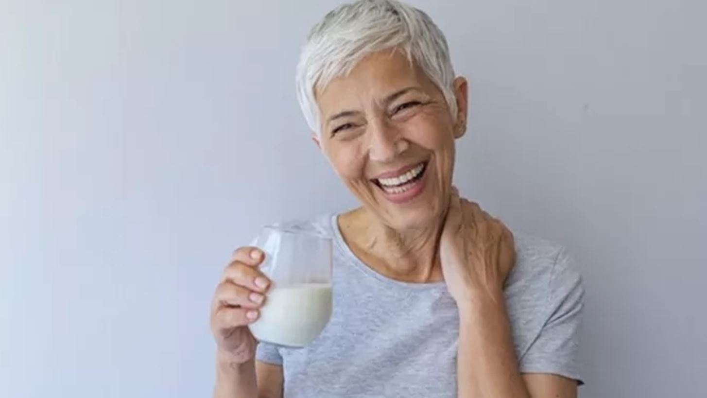 Δύο τροφές που πρέπει να καταναλώνεις στην εμμηνόπαυση (και μία που πρέπει να αποφύγεις)