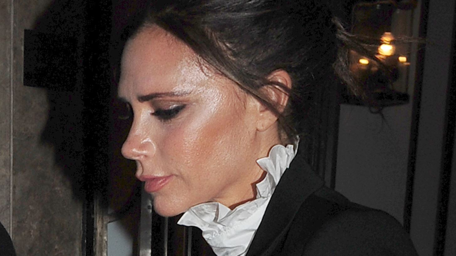 Victoria Beckham: &#x39C;&#x3B5; &#x3B2;&#x3C1;&#x3B1;&#x3B4;&#x3B9;&#x3BD;&#x3CC; outfit &#x3C0;&#x3BF;&#x3C5; &#x3BA;&#x3B1;&#x3BD;&#x3B5;&#x3AF;&#x3C2; &#x3B4;&#x3B5;&#x3BD; &#x3C0;&#x3B5;&#x3C1;&#x3AF;&#x3BC;&#x3B5;&#x3BD;&#x3B5;