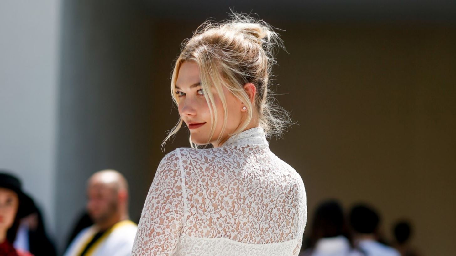 &#x397; Karlie Kloss &#x3C0;&#x3B1;&#x3BD;&#x3C4;&#x3C1;&#x3B5;&#x3CD;&#x3C4;&#x3B7;&#x3BA;&#x3B5; &#x3BE;&#x3B1;&#x3BD;&#x3AC; &#x3BA;&#x3B1;&#x3B9; &#x3C6;&#x3CC;&#x3C1;&#x3B5;&#x3C3;&#x3B5; &#x3AD;&#x3BD;&#x3B1; &#x3C5;&#x3C0;&#x3AD;&#x3C1;&#x3BF;&#x3C7;&#x3BF; off-the-shoulder &#x3BD;&#x3C5;&#x3C6;&#x3B9;&#x3BA;&#x3CC;