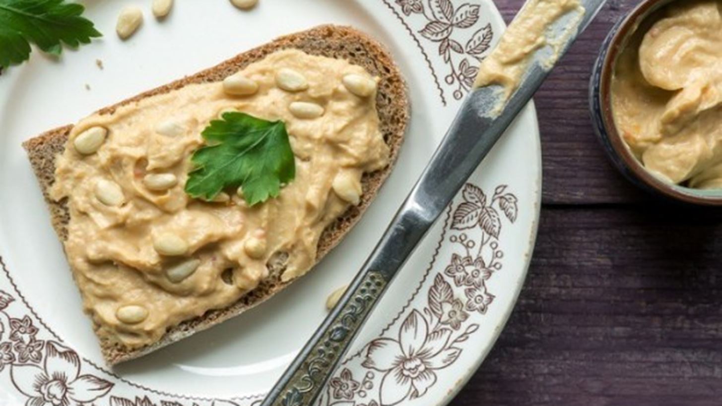 Τοστ με χούμους: 4 διαφορετικοί συνδυασμοί για να απολαύσεις το "νέο" πρωινό