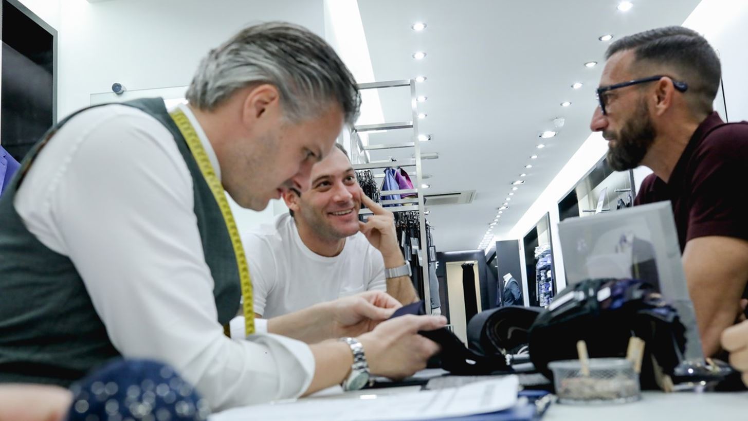 Harris Davlas x Vardas Made to Measure: &#x38C;&#x3C3;&#x3B1; &#x3B5;&#x3AF;&#x3B4;&#x3B1;&#x3BC;&#x3B5; &#x3C3;&#x3C4;&#x3B7;&#x3BD; &#x3C0;&#x3B1;&#x3C1;&#x3BF;&#x3C5;&#x3C3;&#x3AF;&#x3B1;&#x3C3;&#x3B7;