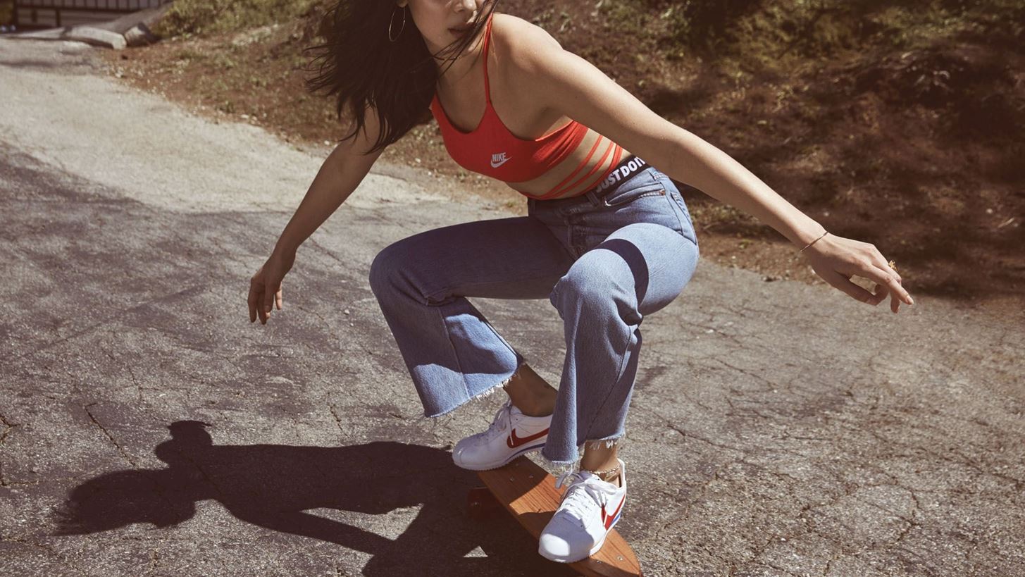 H Bella Hadid &#x3B5;&#x3C0;&#x3B1;&#x3BD;&#x3B1;&#x3C6;&#x3AD;&#x3C1;&#x3B5;&#x3B9; &#x3C3;&#x3C4;&#x3B7; &#x3BC;&#x3CC;&#x3B4;&#x3B1; &#x3C4;&#x3B1; retro sneakers &#x3C4;&#x3B7;&#x3C2; Nike