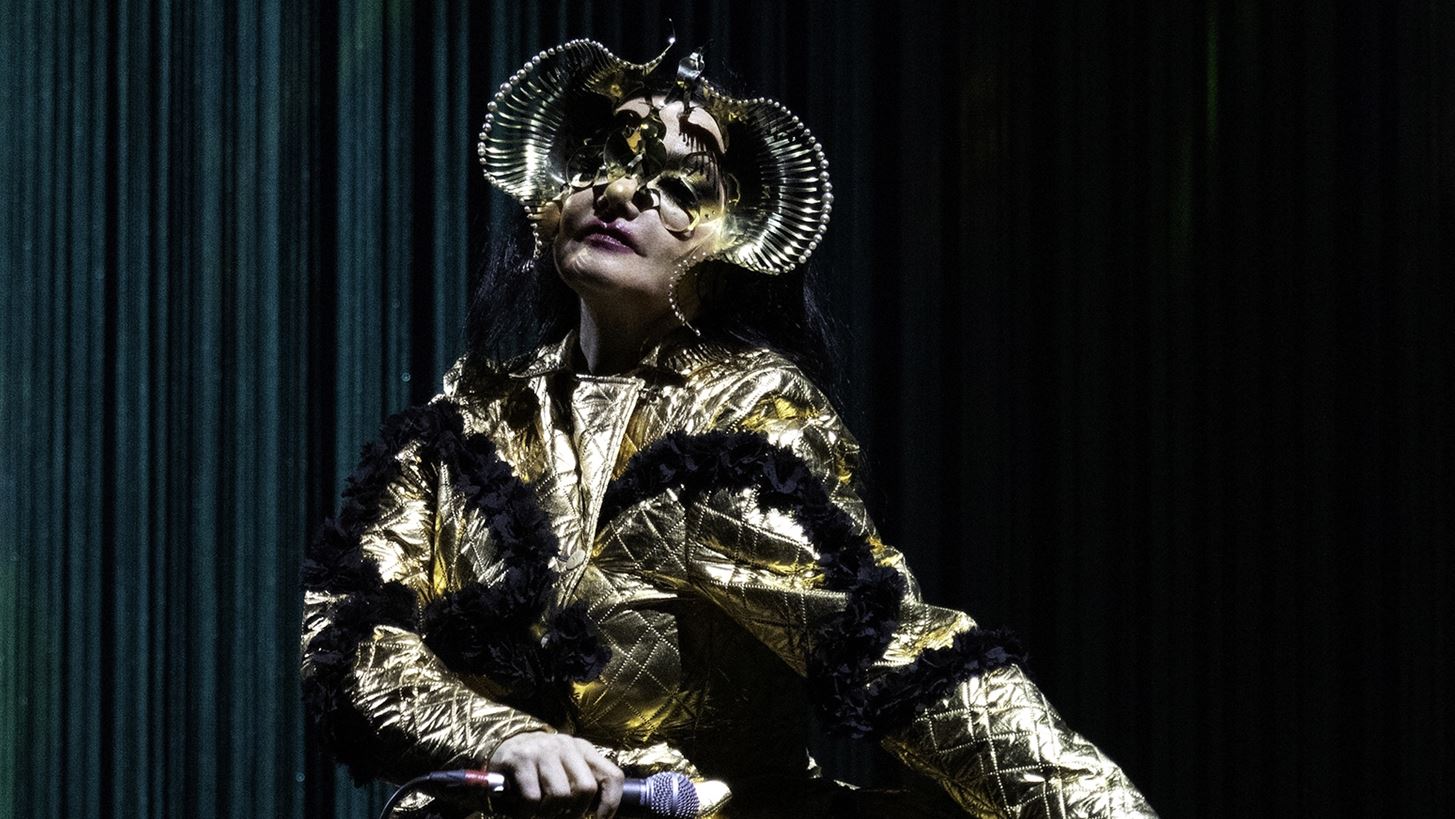 &#x397; &#x3BA;&#x3CC;&#x3C1;&#x3B7; &#x3C4;&#x3B7;&#x3C2; Bj&#xF6;rk &#x3AC;&#x3BD;&#x3BF;&#x3B9;&#x3BE;&#x3B5; fashion show &#x3C3;&#x3C4;&#x3B7;&#x3BD; &#x395;&#x3B2;&#x3B4;&#x3BF;&#x3BC;&#x3AC;&#x3B4;&#x3B1; &#x39C;&#x3CC;&#x3B4;&#x3B1;&#x3C2; &#x3C4;&#x3B7;&#x3C2; &#x39A;&#x3BF;&#x3C0;&#x3B5;&#x3B3;&#x3C7;&#x3AC;&#x3B3;&#x3B7;&#x3C2;