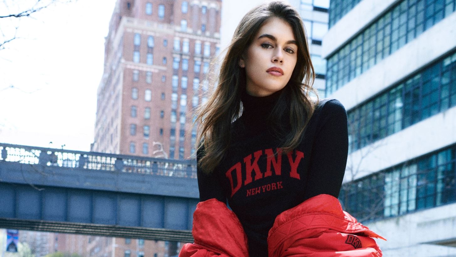 &#x397; Kaia Gerber &#x3C0;&#x3C1;&#x3C9;&#x3C4;&#x3B1;&#x3B3;&#x3C9;&#x3BD;&#x3B9;&#x3C3;&#x3C4;&#x3B5;&#x3AF; &#x3C3;&#x3C4;&#x3B7; &#x3BD;&#x3AD;&#x3B1; &#x3BA;&#x3B1;&#x3BC;&#x3C0;&#x3AC;&#x3BD;&#x3B9;&#x3B1; &#x3C4;&#x3B7;&#x3C2; DKNY