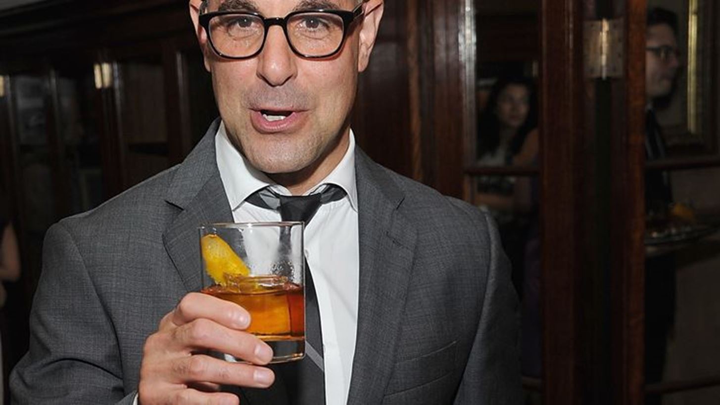 Ο Stanley Tucci φτιάχνει γιορτινά κοκτέιλ με τη βοήθεια των Emily Blunt και John Krasinski