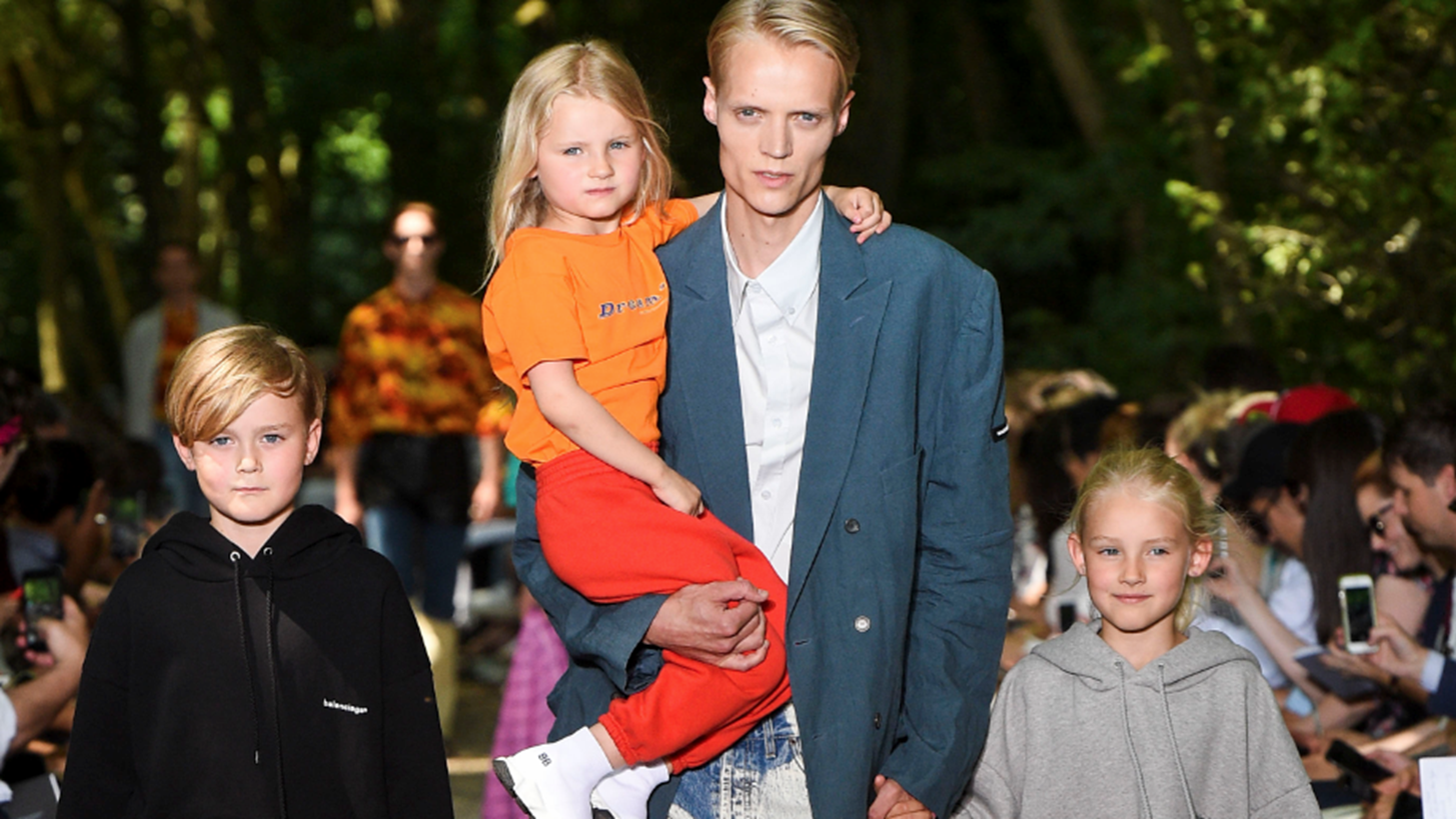 Daddy cool: To show &#x3C4;&#x3BF;&#x3C5; &#x3BF;&#x3AF;&#x3BA;&#x3BF;&#x3C5; Balenciaga &#x3AE;&#x3C4;&#x3B1;&#x3BD; &#x3B1;&#x3C6;&#x3B9;&#x3B5;&#x3C1;&#x3C9;&#x3BC;&#x3AD;&#x3BD;&#x3BF; &#x3C3;&#x3C4;&#x3BF;&#x3C5;&#x3C2; stylish... &#x3BC;&#x3C0;&#x3B1;&#x3BC;&#x3C0;&#x3AC;&#x3B4;&#x3B5;&#x3C2;