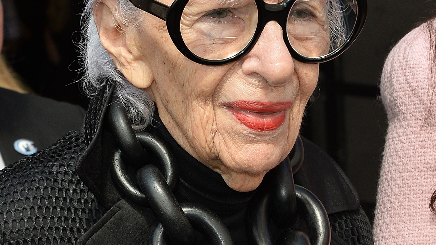 &#x397; Iris Apfel &#x3C0;&#x3BF;&#x3C5;&#x3BB;&#x3AC; &#x3BC;&#x3BF;&#x3BD;&#x3B1;&#x3B4;&#x3B9;&#x3BA;&#x3AC; &#x3BA;&#x3BF;&#x3C3;&#x3BC;&#x3AE;&#x3BC;&#x3B1;&#x3C4;&#x3B1; &#x3B1;&#x3C0;&#x3CC; &#x3C4;&#x3B7;&#x3BD; &#x3C0;&#x3C1;&#x3BF;&#x3C3;&#x3C9;&#x3C0;&#x3B9;&#x3BA;&#x3AE; &#x3C3;&#x3C5;&#x3BB;&#x3BB;&#x3BF;&#x3B3;&#x3AE; &#x3C4;&#x3B7;&#x3C2;