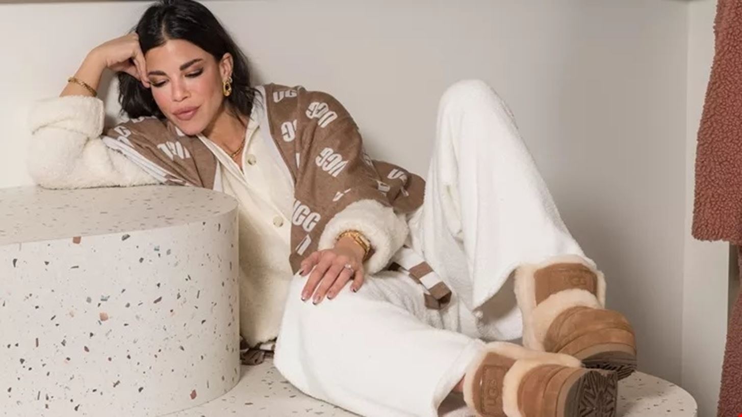 &#x397; &#x394;&#x3AC;&#x3C6;&#x3BD;&#x3B7; &#x39A;&#x3B1;&#x3C1;&#x3B1;&#x3B2;&#x3BF;&#x3BA;&#x3CD;&#x3C1;&#x3B7; &#x3C6;&#x3BF;&#x3C1;&#x3AC; &#x3C4;&#x3B1; &#x3B1;&#x3B3;&#x3B1;&#x3C0;&#x3B7;&#x3BC;&#x3AD;&#x3BD;&#x3B1; &#x3C4;&#x3B7;&#x3C2; outfits &#x3B1;&#x3C0;&#x3CC; &#x3C4;&#x3B7;&#x3BD; UGG &#x3BA;&#x3B1;&#x3B9; &#x3B1;&#x3C0;&#x3BF;&#x3BA;&#x3B1;&#x3BB;&#x3CD;&#x3C0;&#x3C4;&#x3B5;&#x3B9; &#x3C4;&#x3BF; styling tip &#x3C0;&#x3BF;&#x3C5; &#x3B1;&#x3BA;&#x3BF;&#x3BB;&#x3BF;&#x3C5;&#x3B8;&#x3B5;&#x3AF; &#x3C0;&#x3B9;&#x3C3;&#x3C4;&#x3AC;